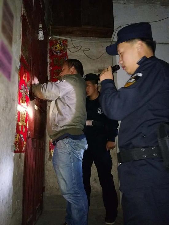 珠海粗心妈妈误将幼女锁家中 民警全城寻开锁师傅开门